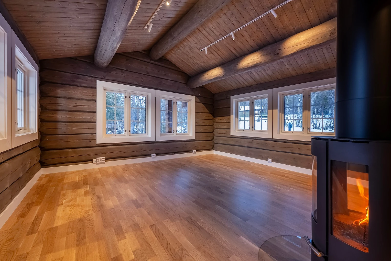 Der montert vedovn i rommet som kommer godt med på vinterhalvåret. Galleribilde