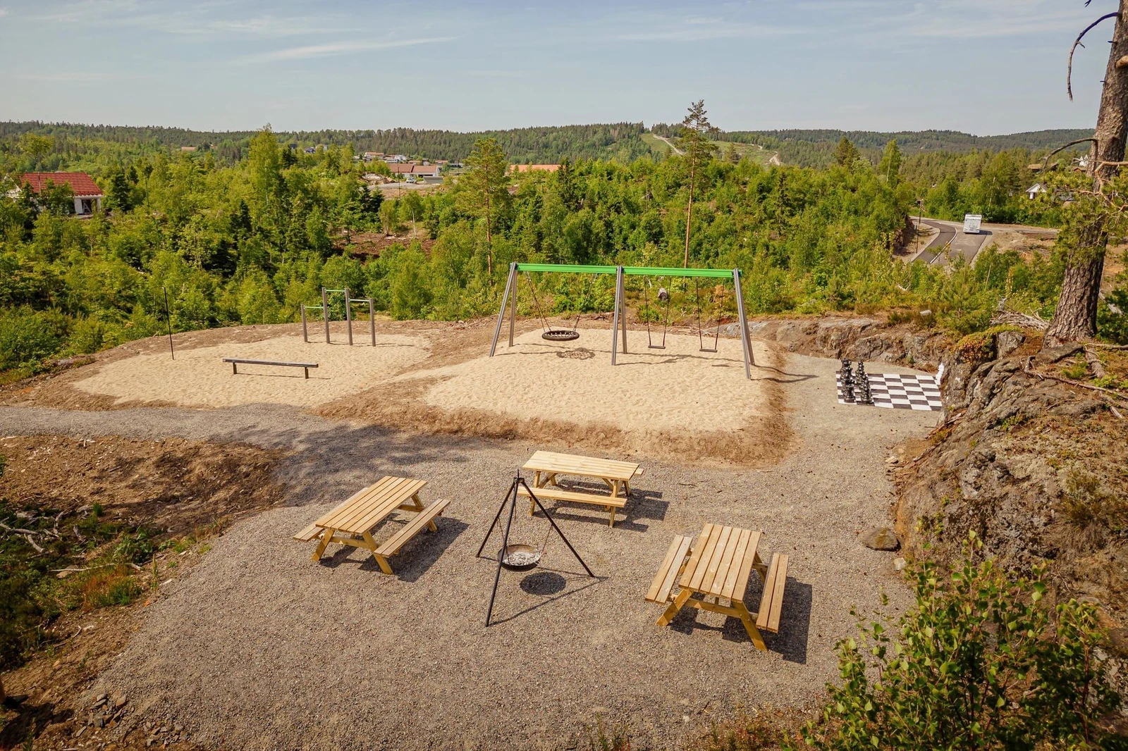 Lekeplass og sosial samlingsplass med aktiviteter for alle! Galleribilde
