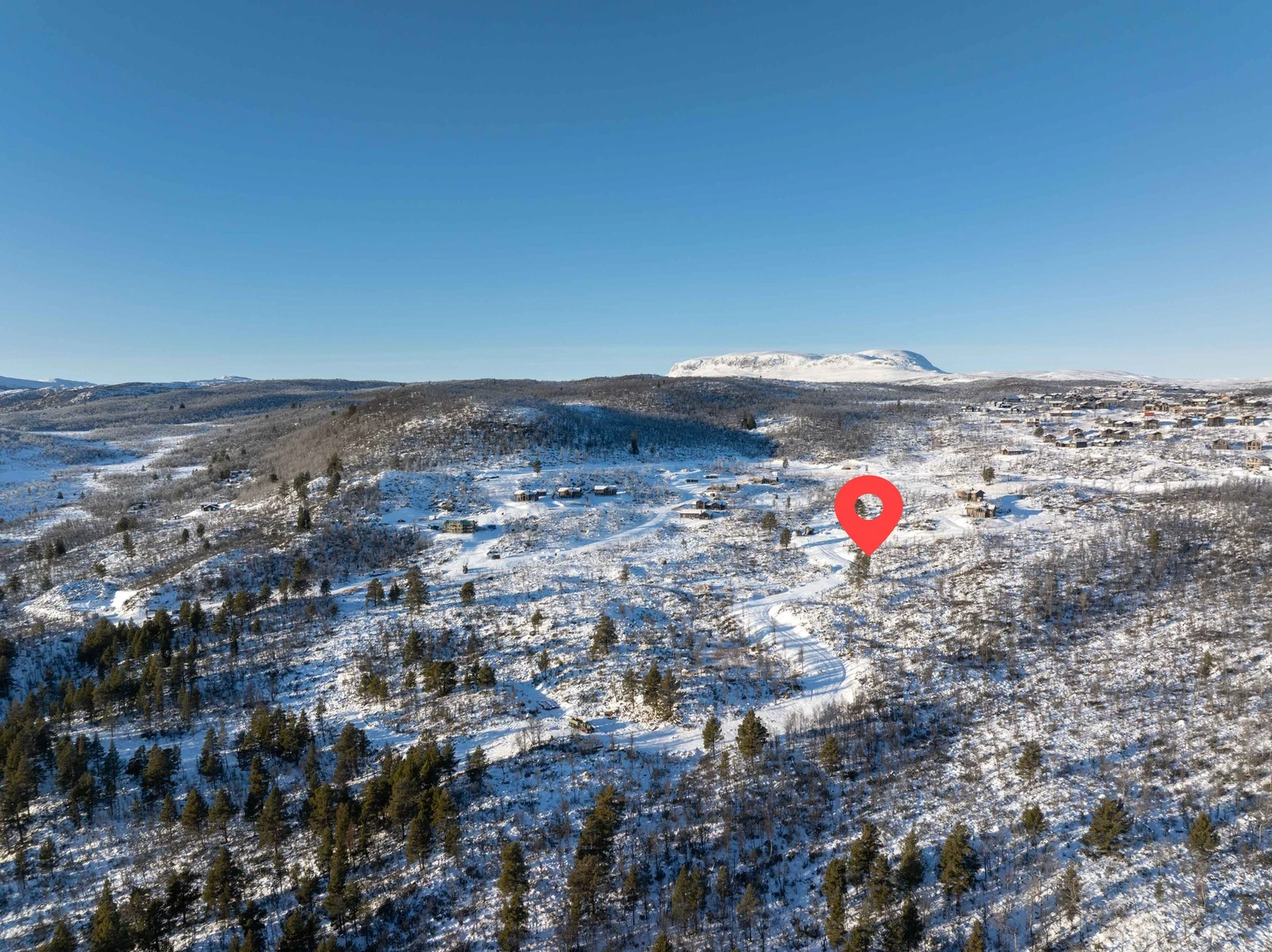 Foto over tomteområdet med Hallingskarvet i bakgrunnen. Tomtene markert. Galleribilde