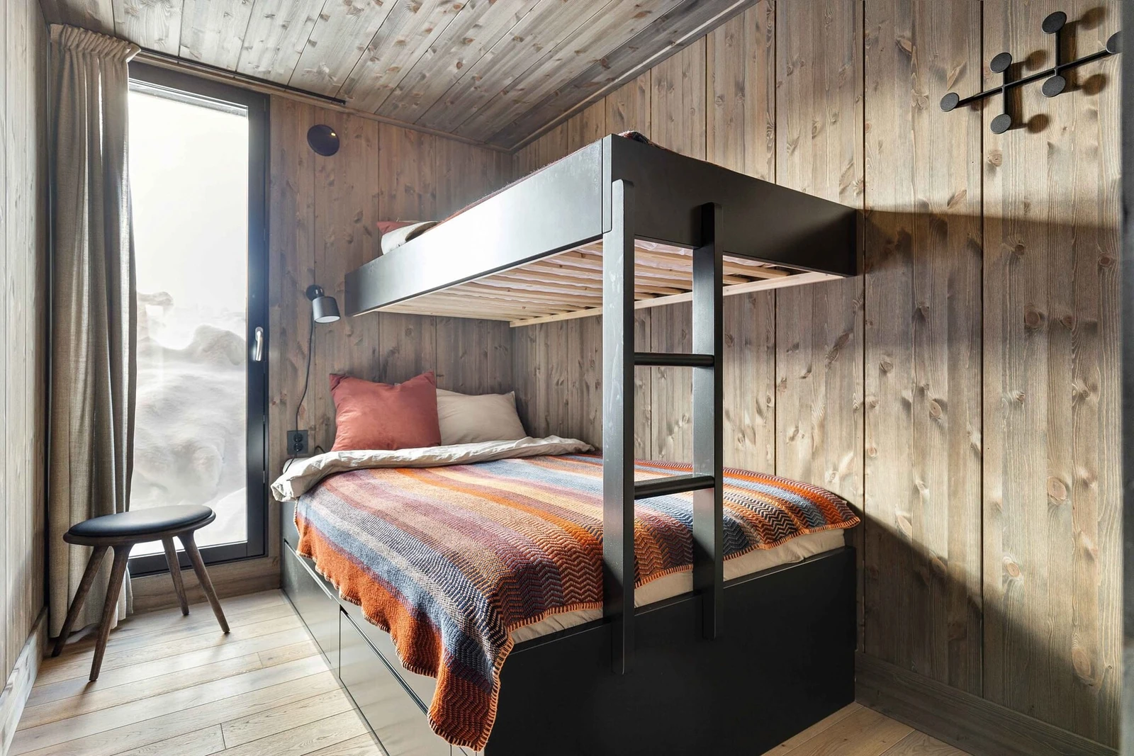 Hyttemodellen har 5 gode soverom. Foto fra soverom i en oppsatt sokkelhytte. Plassbygde senger kan bestilles fra Hallum tre Galleribilde