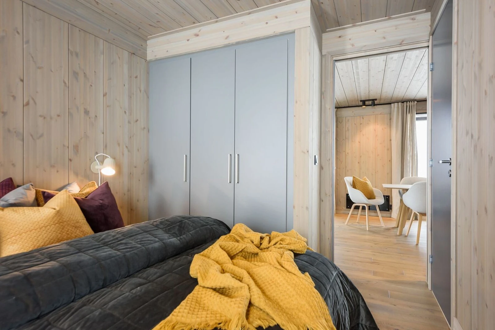 Fin helhet med skap og dører i samme farge. Foto fra en av våre visningshytter Galleribilde