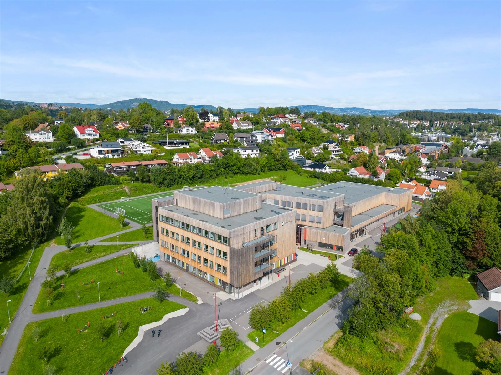 Landøya ungdomsskole ligger kun noen få minutters gange unna. Galleribilde