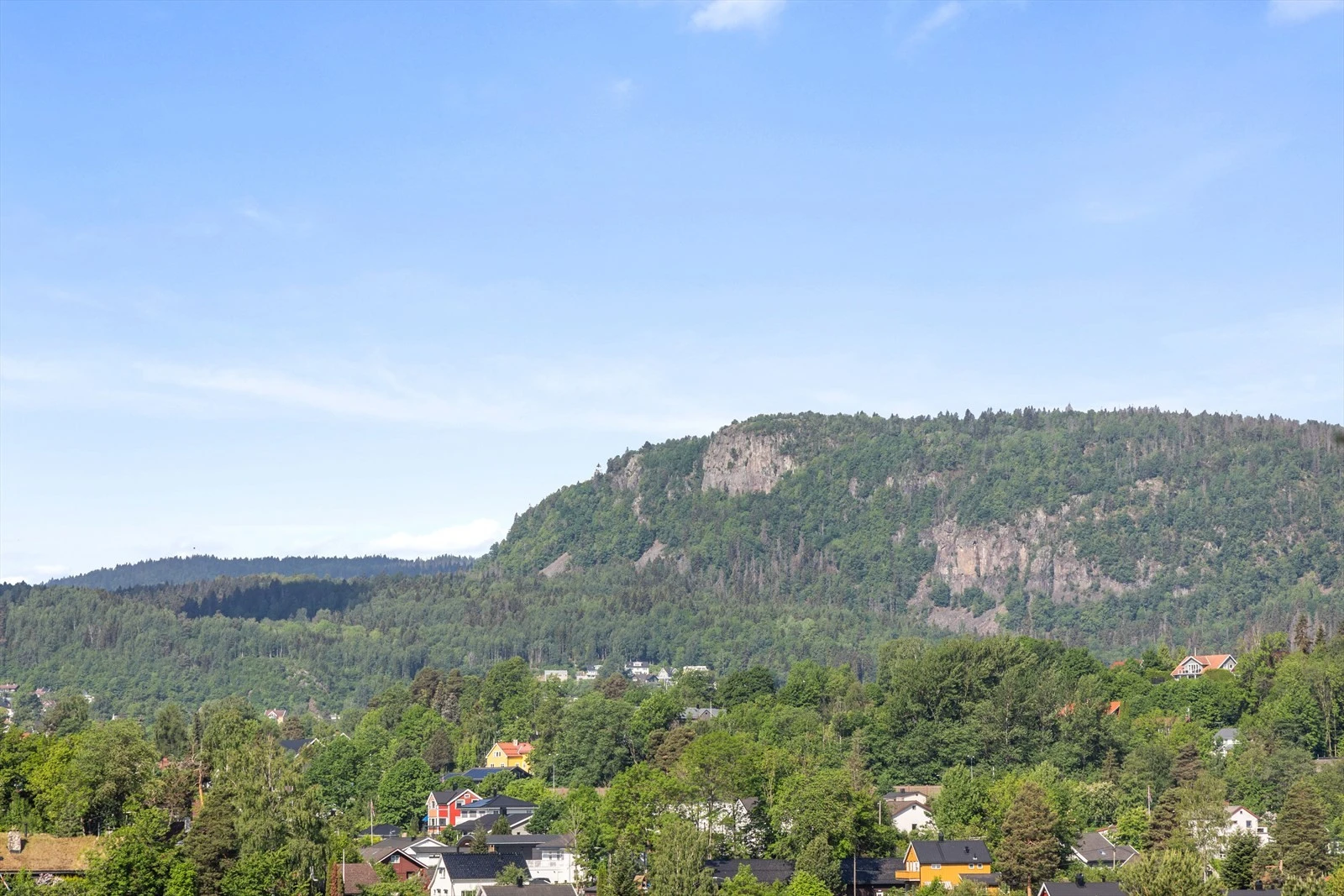 Tomten ligger fint til i terrenget med gode utsiktsforhold! Galleribilde