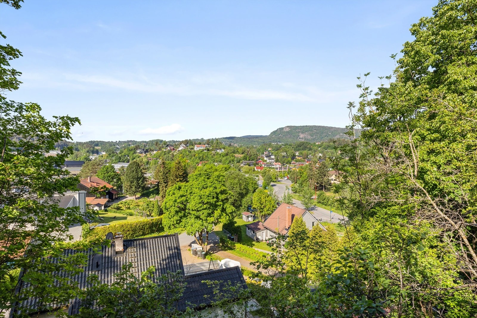 Utsikt retning Skaugumsåsen og meget gode solforhold. Tomten ligger øverst i blindvei. Galleribilde