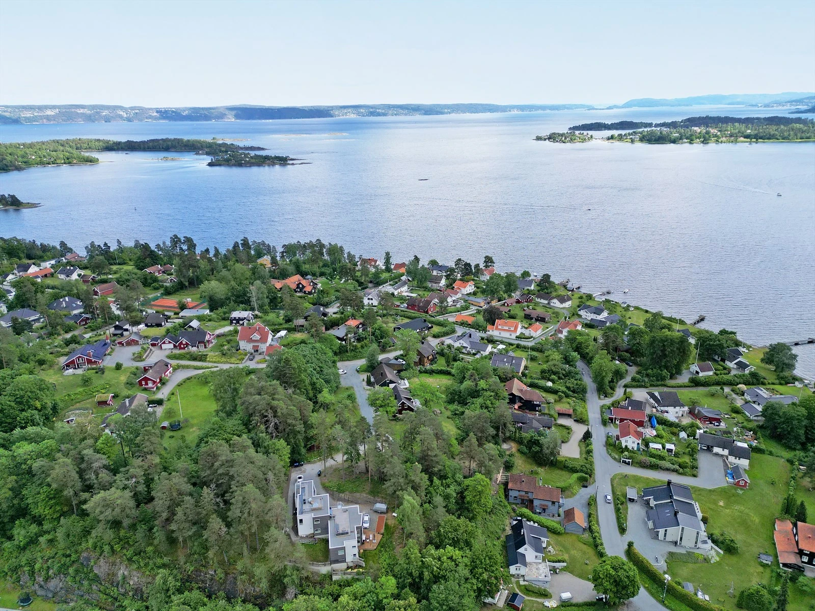 Området rundt er kjent for sin rolige atmosfære, nærhet til sjøen og flotte turområder. Galleribilde
