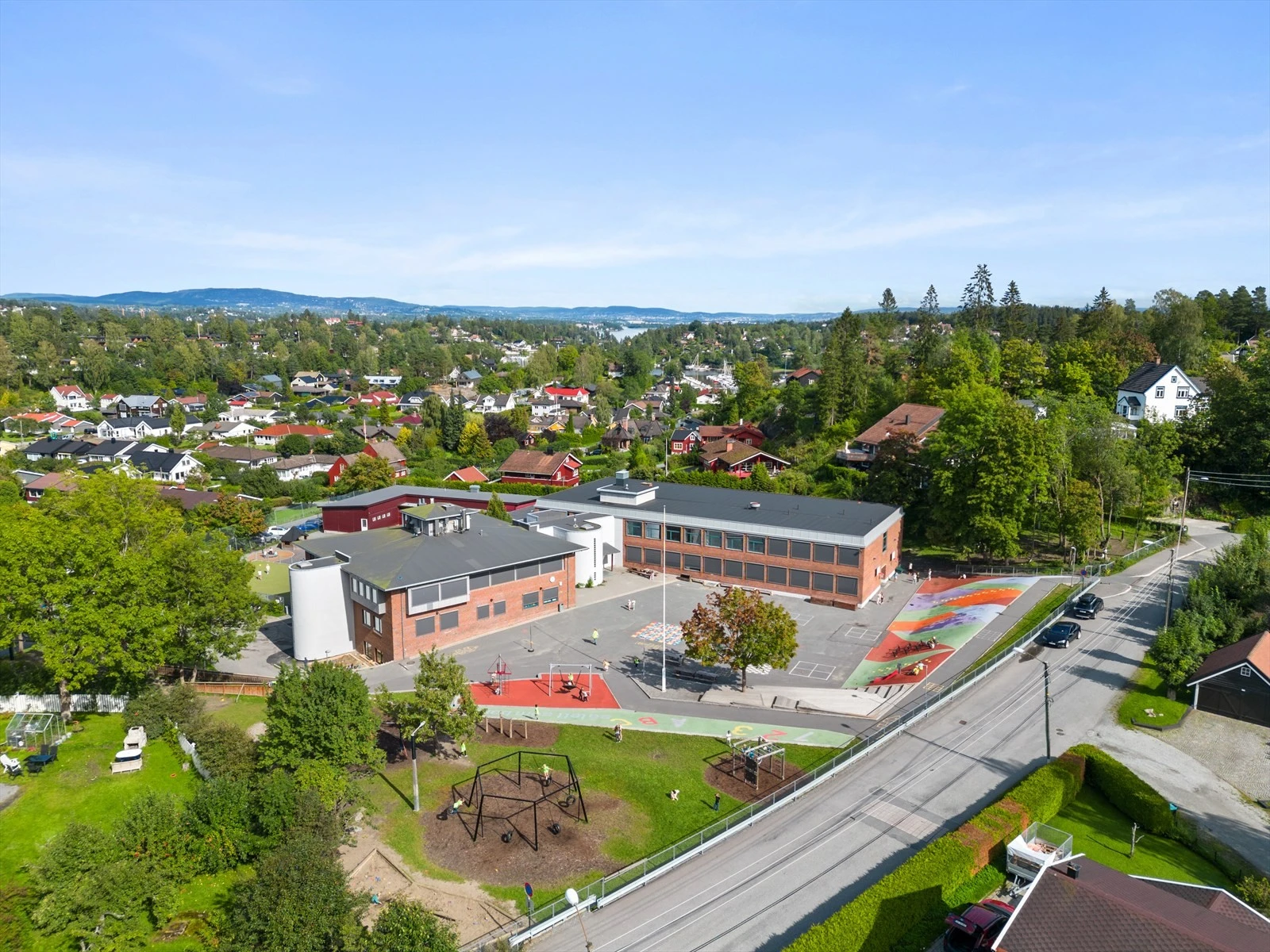 For de minste er det en fin skolevei til Mellom-Nes barneskole. Galleribilde