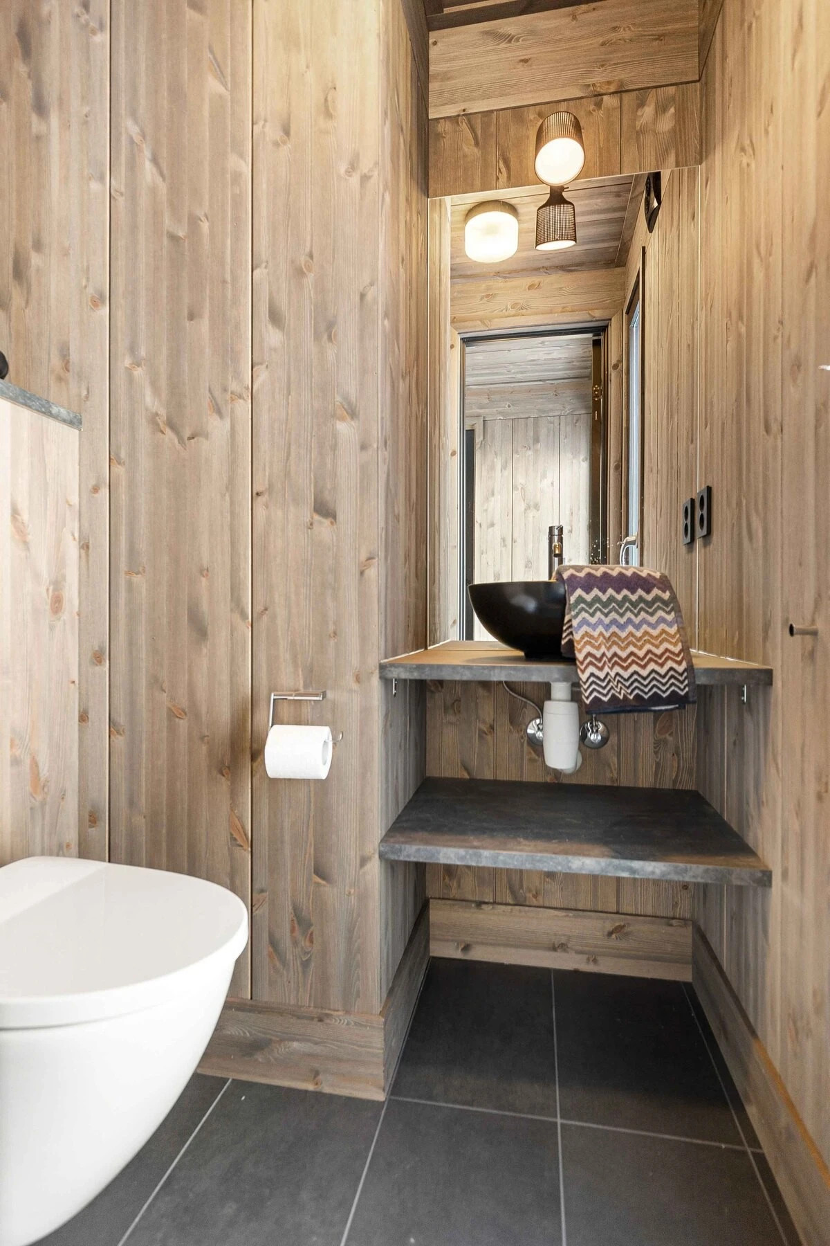 Hyttemodellen har eget WC rom i sokkeletg. Foto fra en oppsatt sokkelhytte Galleribilde