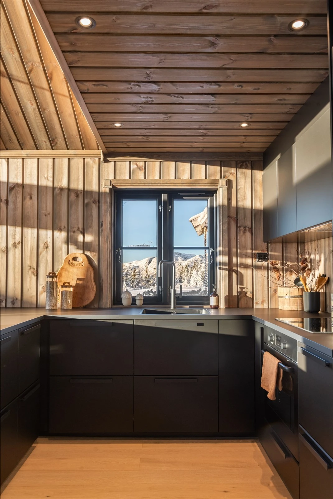 Innfelte spotter i himling gir god belysning ved kjøkkenet. Galleribilde