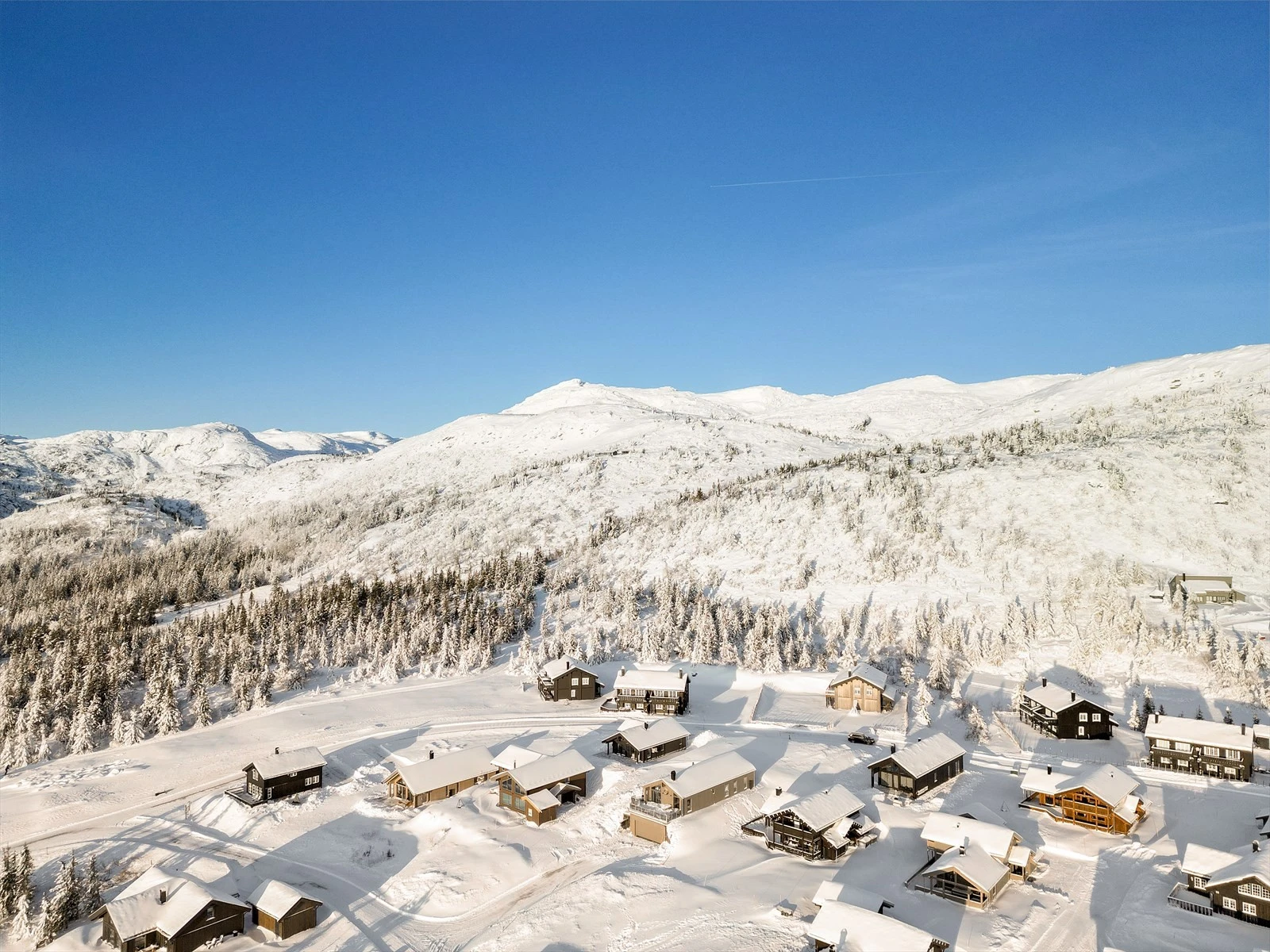 Lifjellstua, like ved, er et fint sosialt samlingspunkt eller en avkobling etter en lang dag på tur. Her er det både restaurant med inne- og uteservering, samt overnattingsmuligheter. Besøk www.lifjellstua.no for mer informasjon om åpningstider og tilbud. Galleribilde