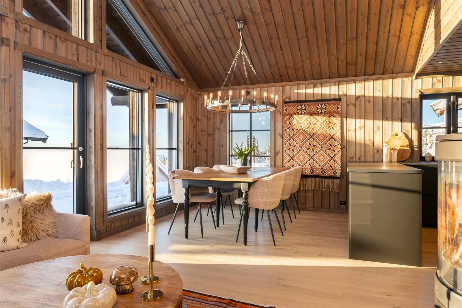 Hytta har en gjennomgående fin helhet med moderne overflater og innredning. Galleribilde