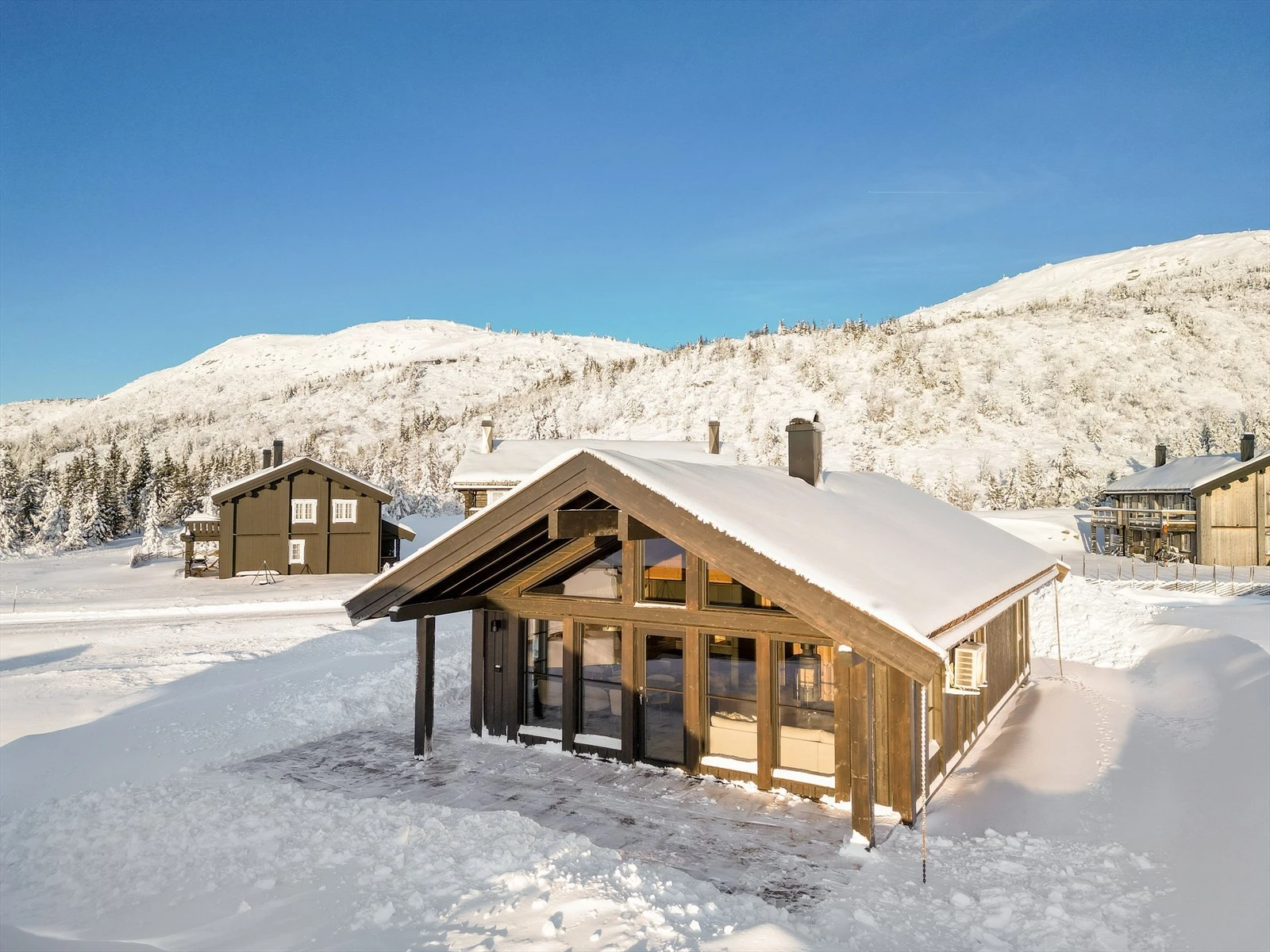 Hytta ligger fint til i feltet ca. 803 m.o.h. med romslig terrasse mot både sør og vest på totalt ca. 41 kvm som gir fine solforhold til uteplassene. Galleribilde