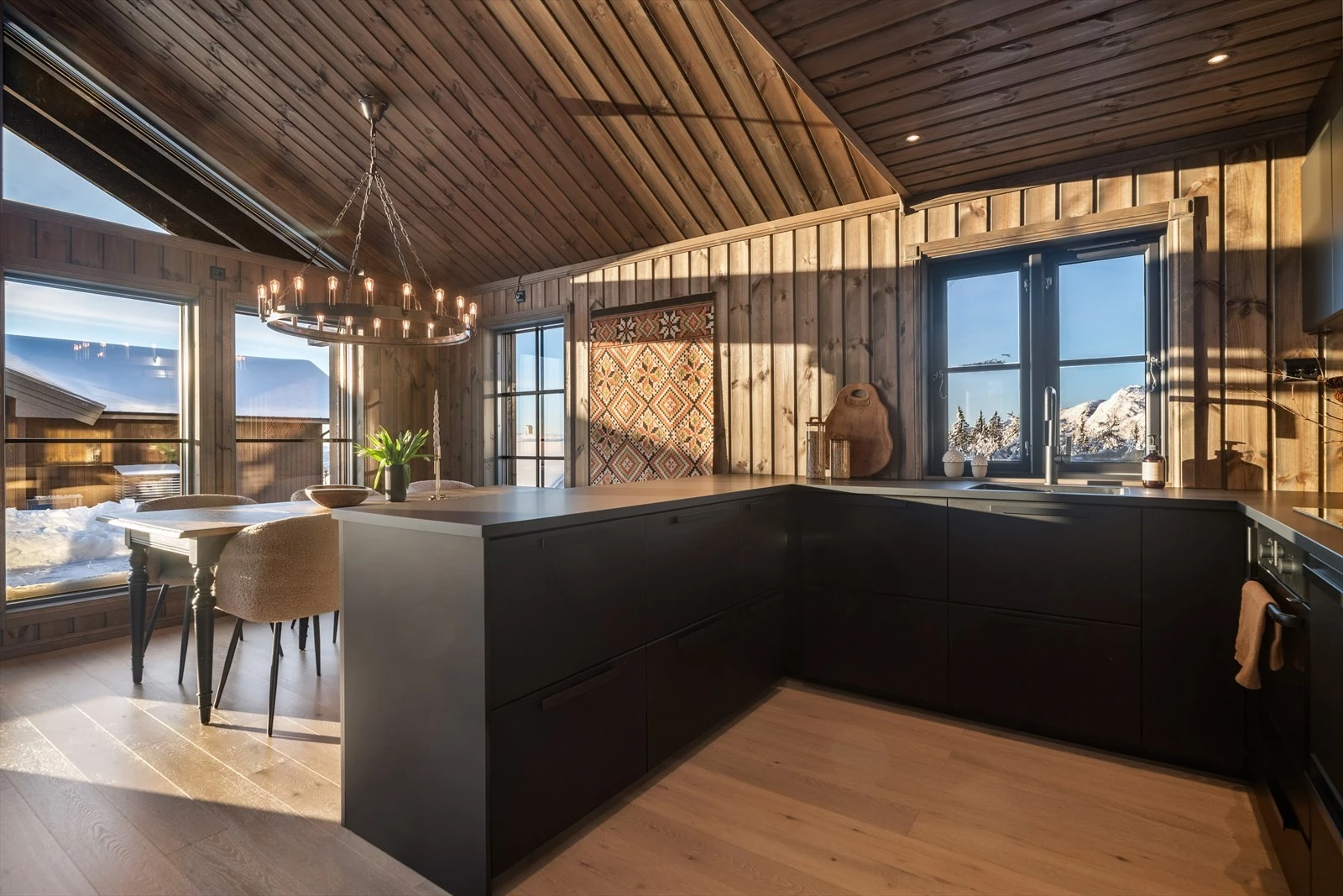 Kjøkkeninnredningen er av type Ikea, med flotte, glatte fronter i en mørk fargetone. Galleribilde