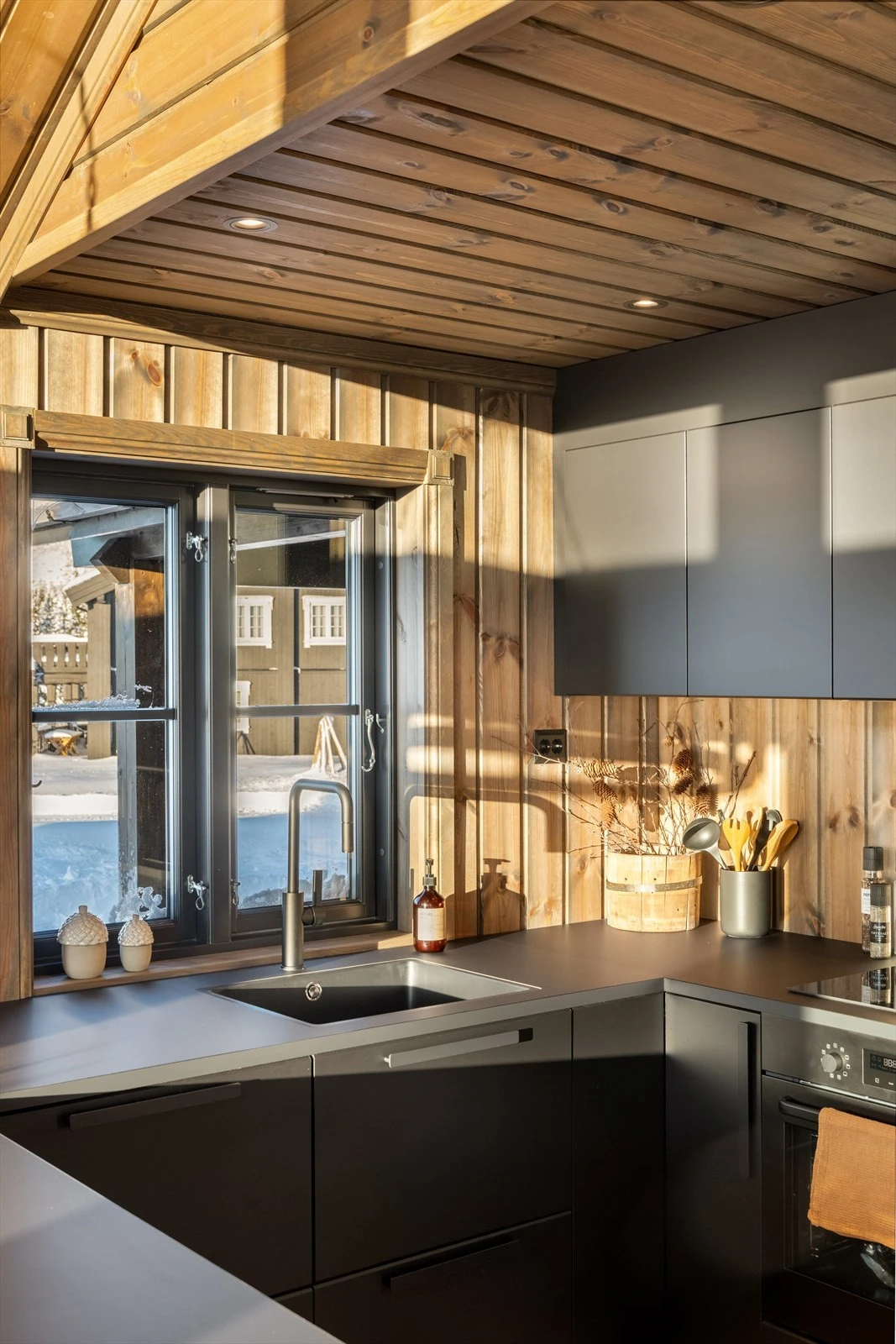 Over kokesone er det ventilator med avsug ut til det fri gjennom yttervegg. Galleribilde