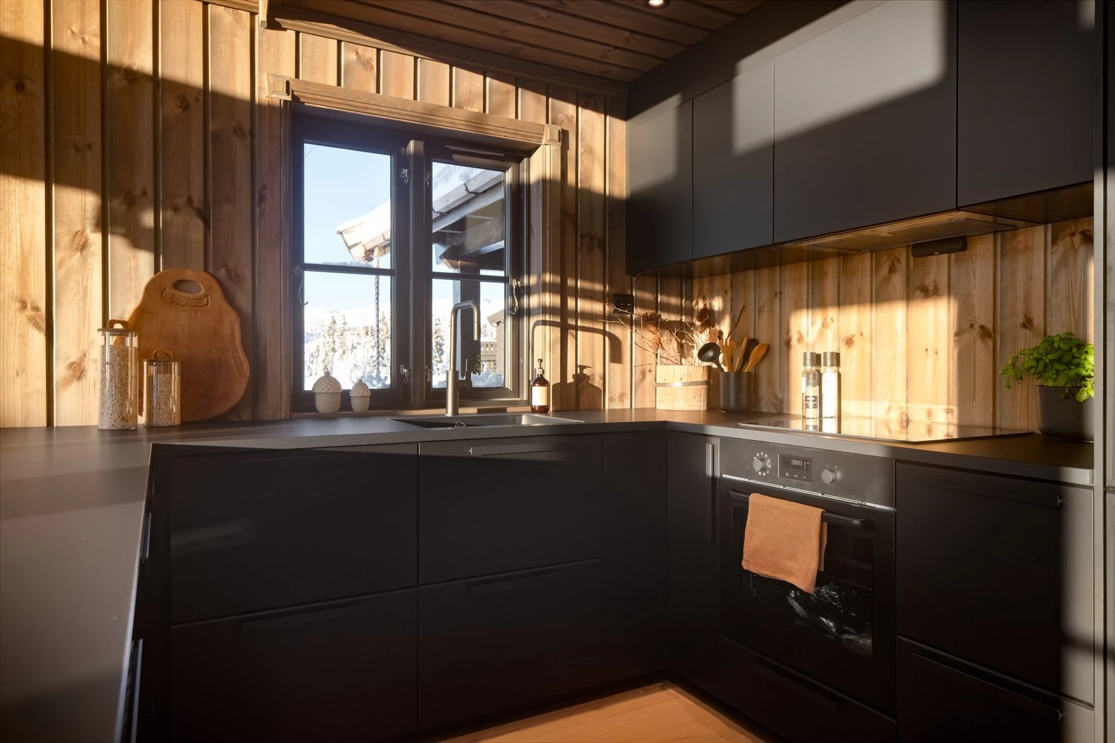 Integrerte hvitevarer hvor det er utstyrt med stekeovn, oppvaskmaskin og kjøleskap. Galleribilde