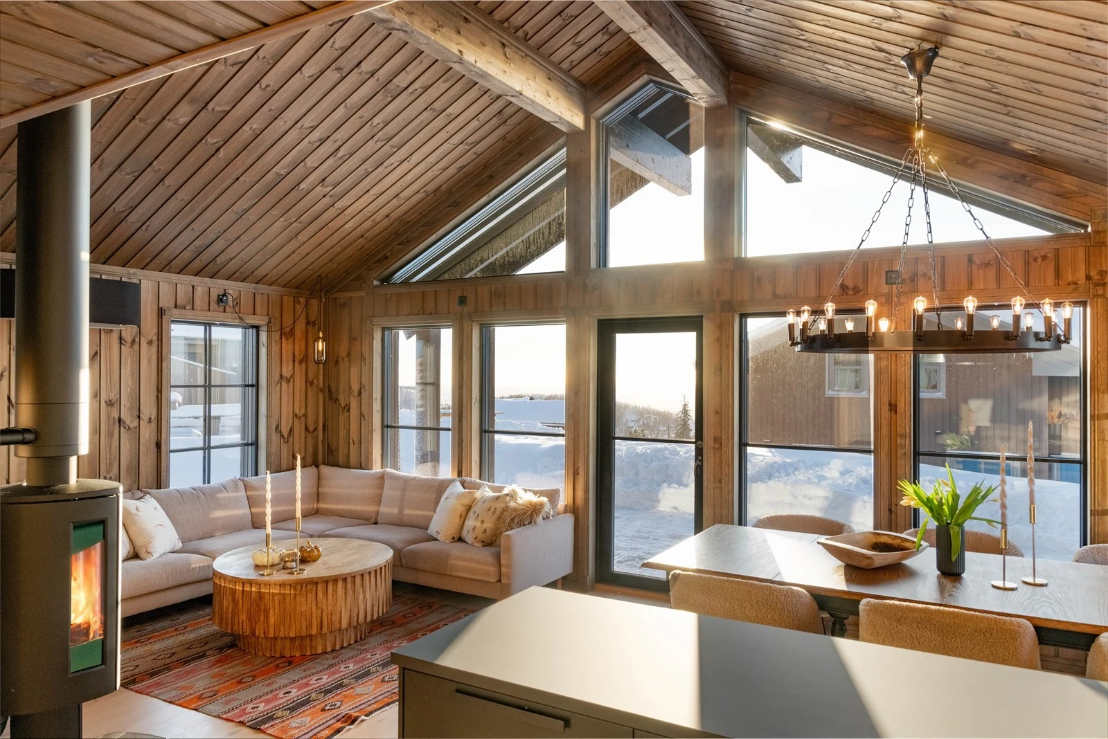 God takhøyde og store vindusflater i stuen gir en romslig følelse og vakkert utsyn til nærområdet. Galleribilde