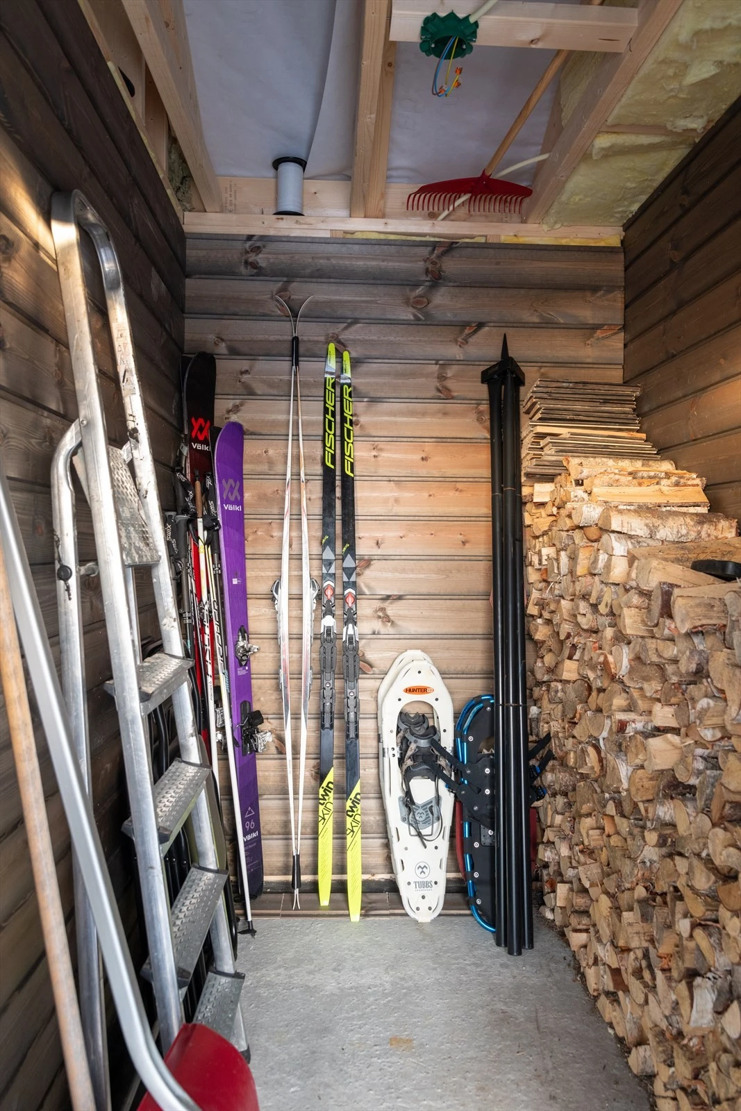 Praktisk utvendig bod ved inngangspartiet hvor det er god plass til lagring. Galleribilde