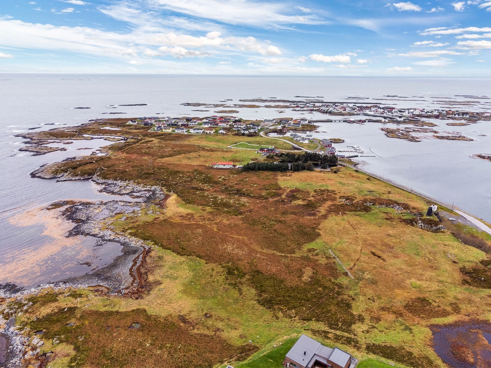 Nå kan du realisere boligdrømmen i sjøkanten, omgitt av rå og vakker kystnatur. Galleribilde