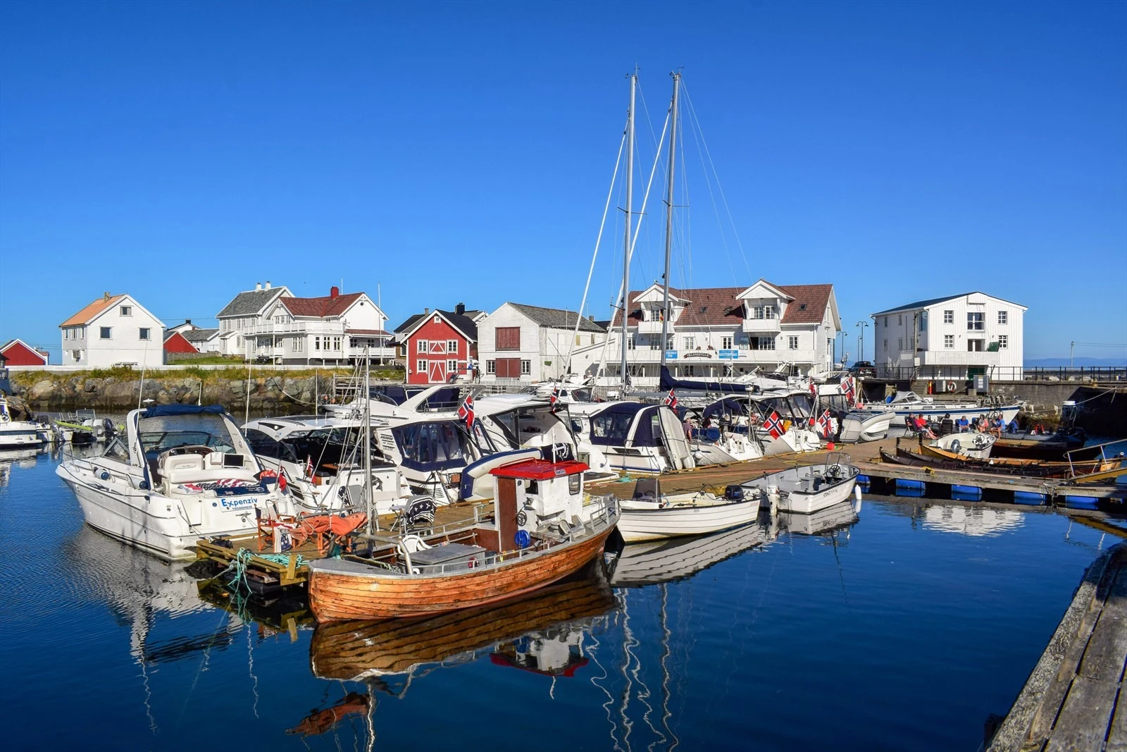 Fra tomtefeltet er det kort vei til Veiholmens pulserende småbåthavn, med restaurant og kro. Galleribilde