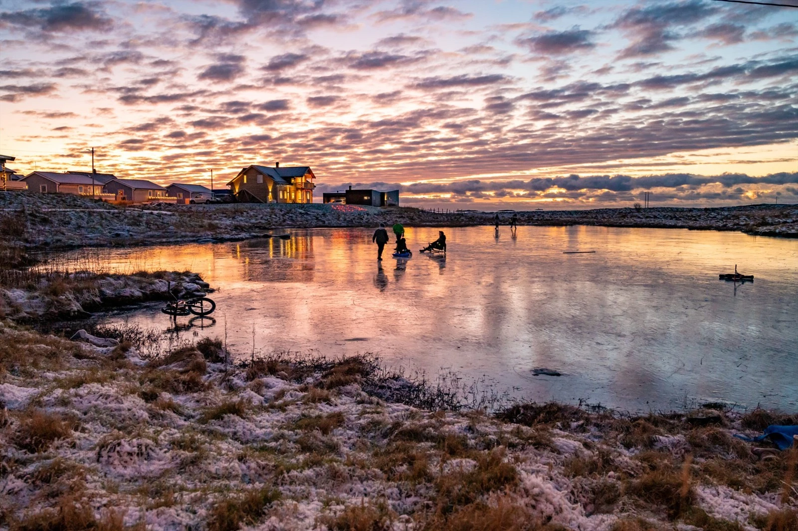 Vannet Stortjønna skiller byggefeltet på Innerinnveien fra det nye tomtefeltet. På vinterstid fryser det til og funker ypperlig som skøyte. Galleribilde