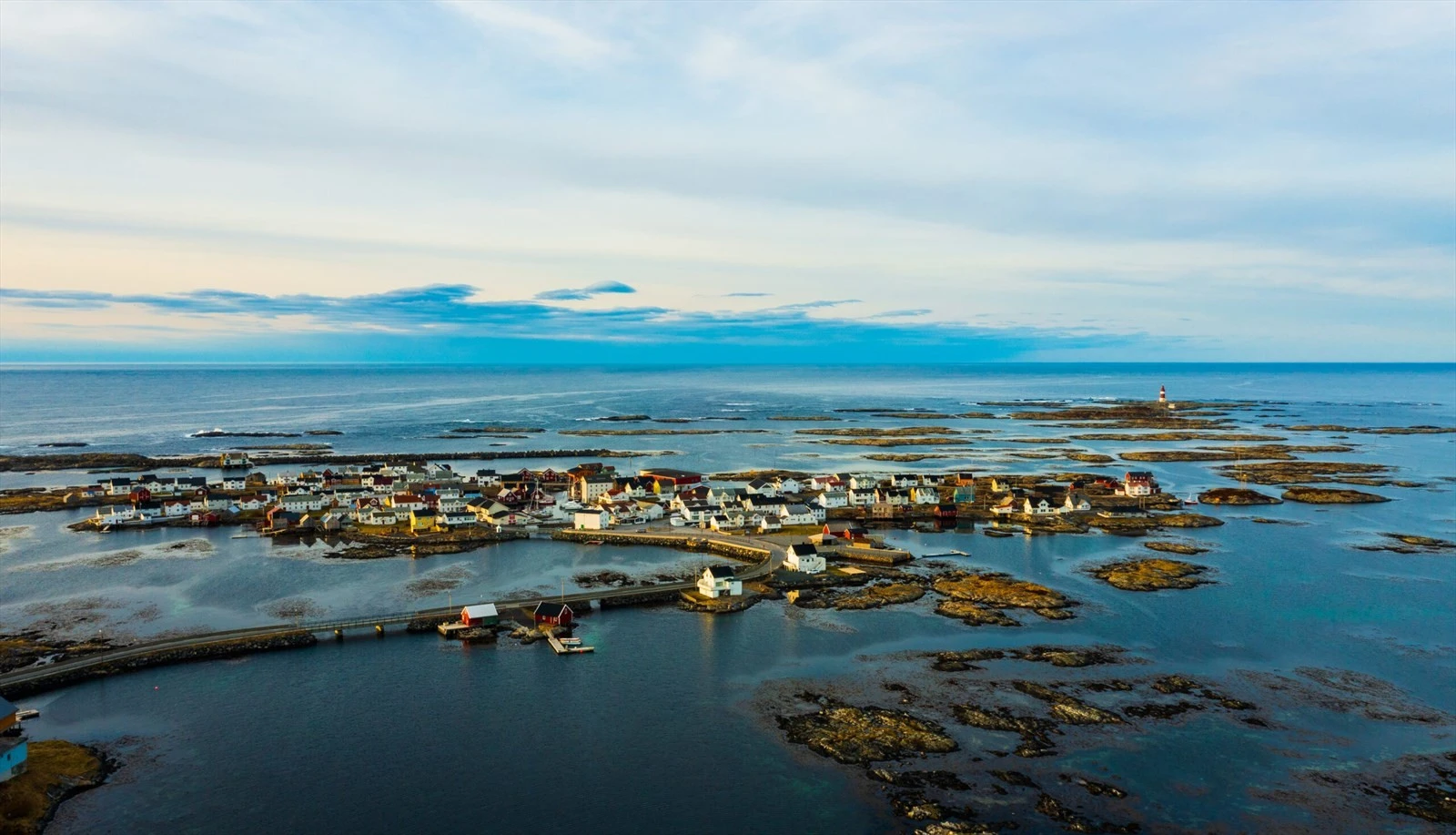 Her bor du tett på den norske kyst og den dramatiske naturen må oppleves! Galleribilde