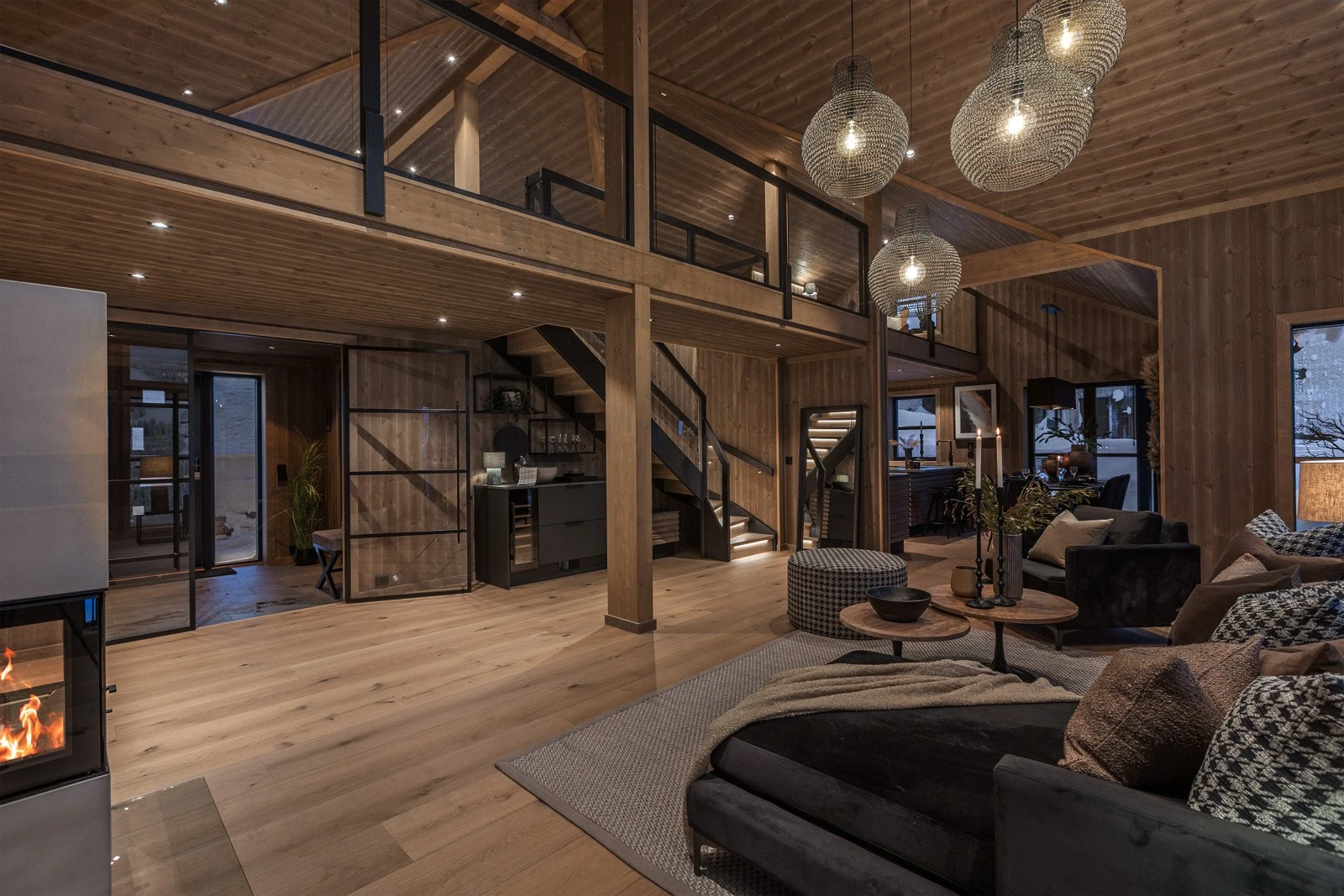 Fra hemsen er det åpen ned til stuen. Galleribilde