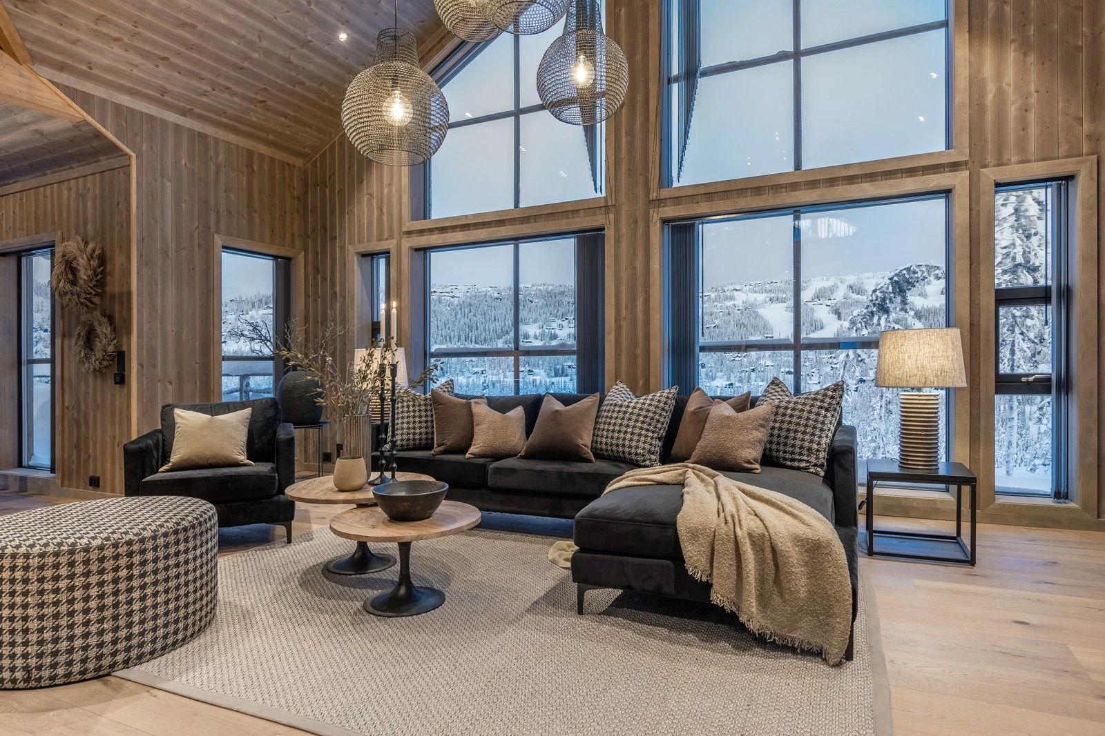 Meget tiltalende stue- og kjøkkenløsning med store vinduflater Galleribilde