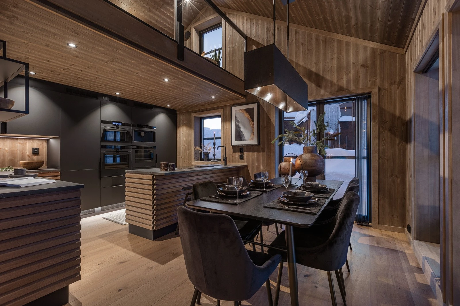 Stue, spisestue og kjøkken i åpen løsning. Galleribilde