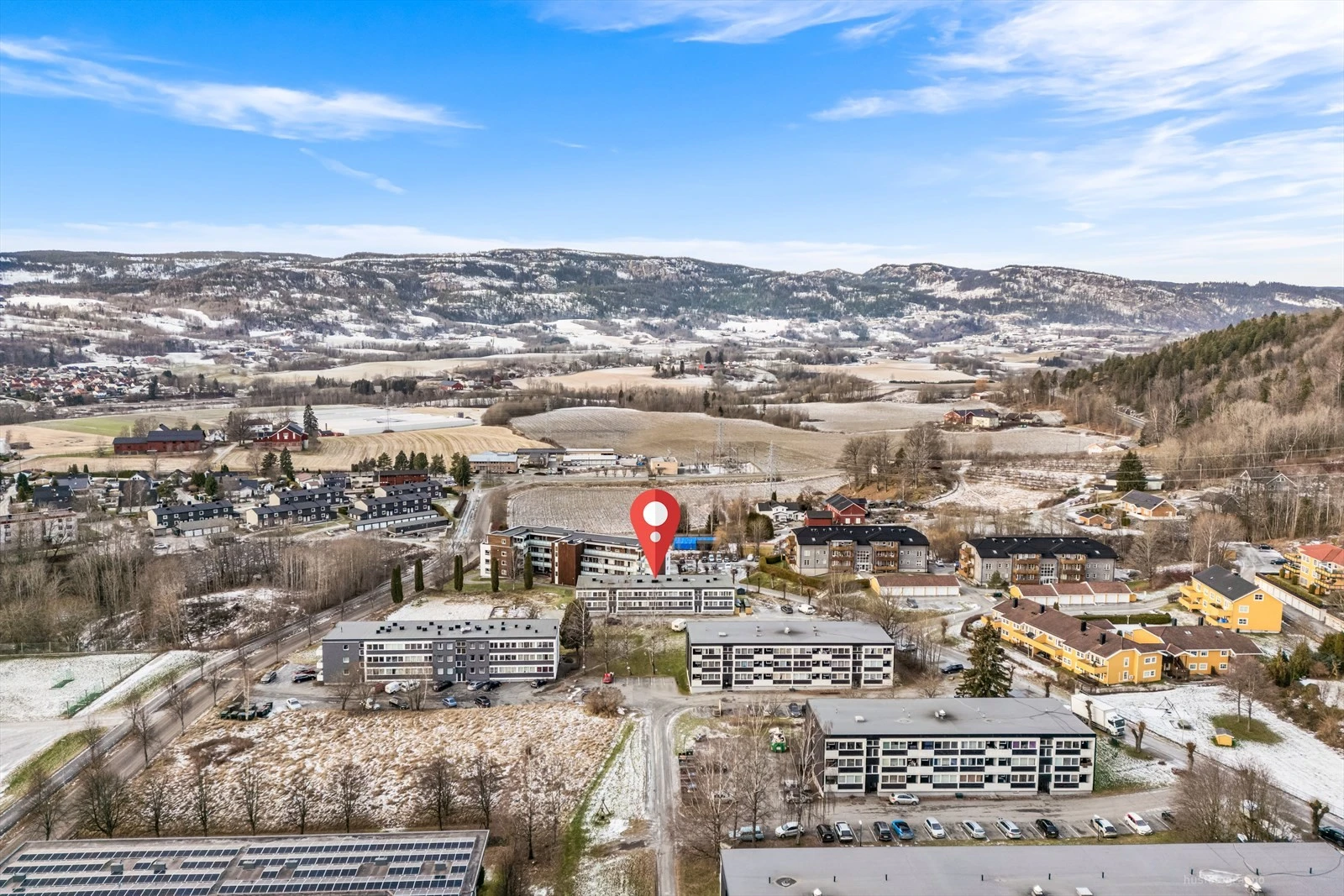 Det er umiddelbar nærhet til nærsenter, dagligvare, buss, barnehage, barneskole og idrettsanlegg.