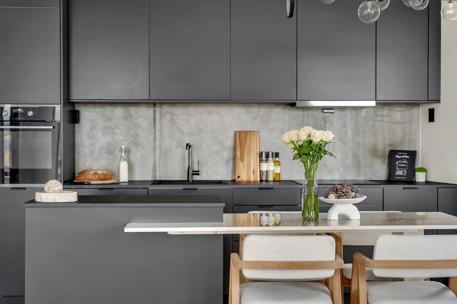 Kjøkkeninnredning med glatte fronter og laminat benkeplate Galleribilde