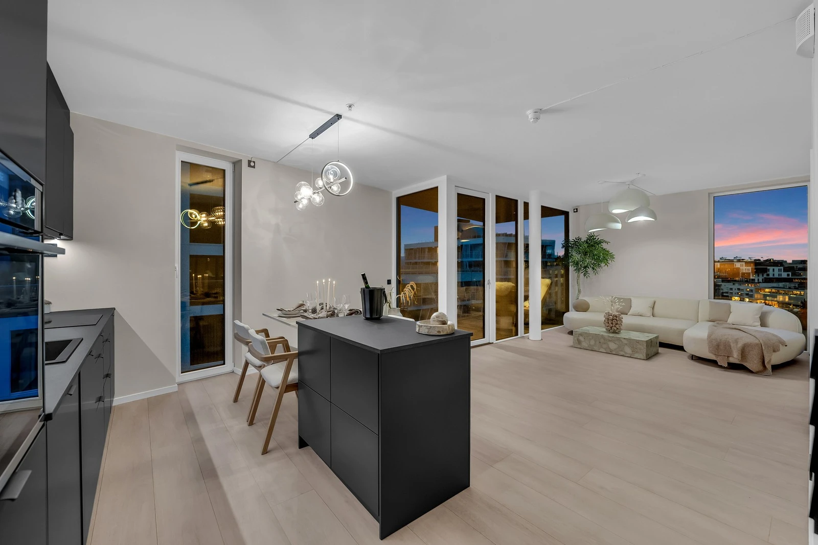 Stue og kjøkken ligger i en åpen løsning. Galleribilde