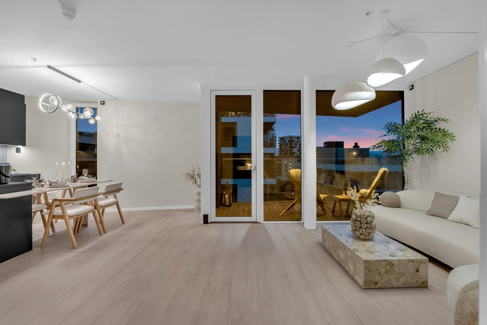 Fra oppholdsrommet har du en flott utsikt over området. Galleribilde