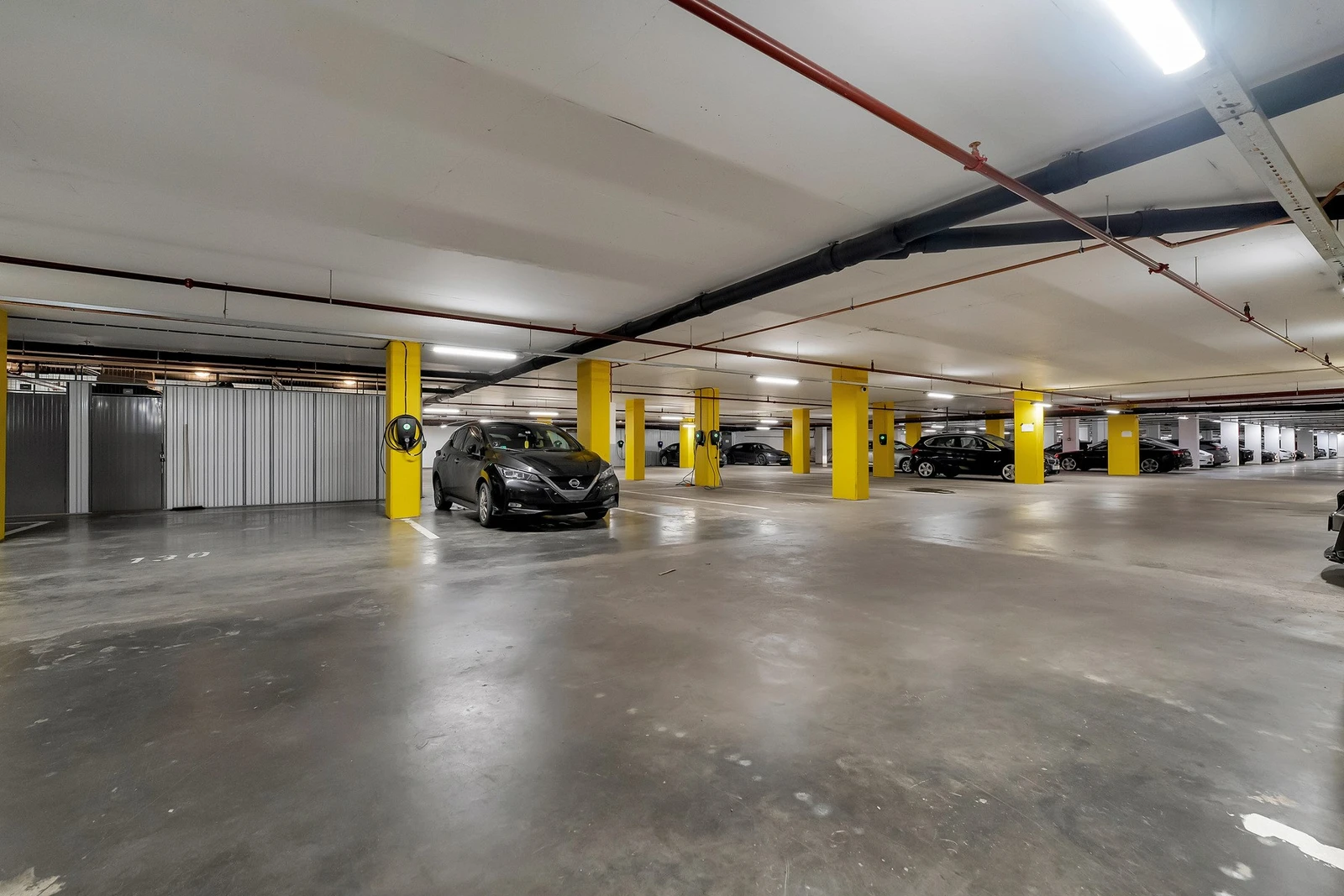 Garasjeanlegg. Det er montert el-lader. Galleribilde