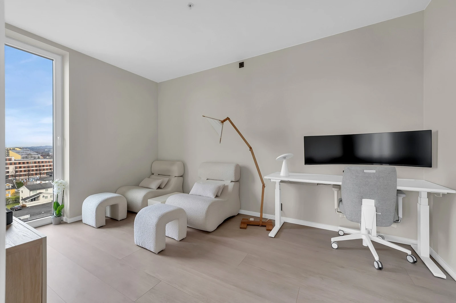 Rommet kan også benyttes som et romslig kontor og tv-stue. Galleribilde