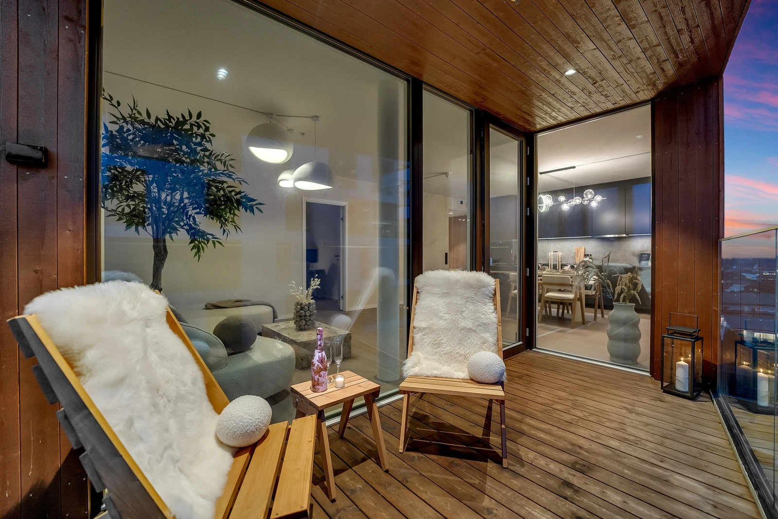 Balkongen har god plass til diverse utemøbler, her kan du slappe av med fine omgivelser. Galleribilde