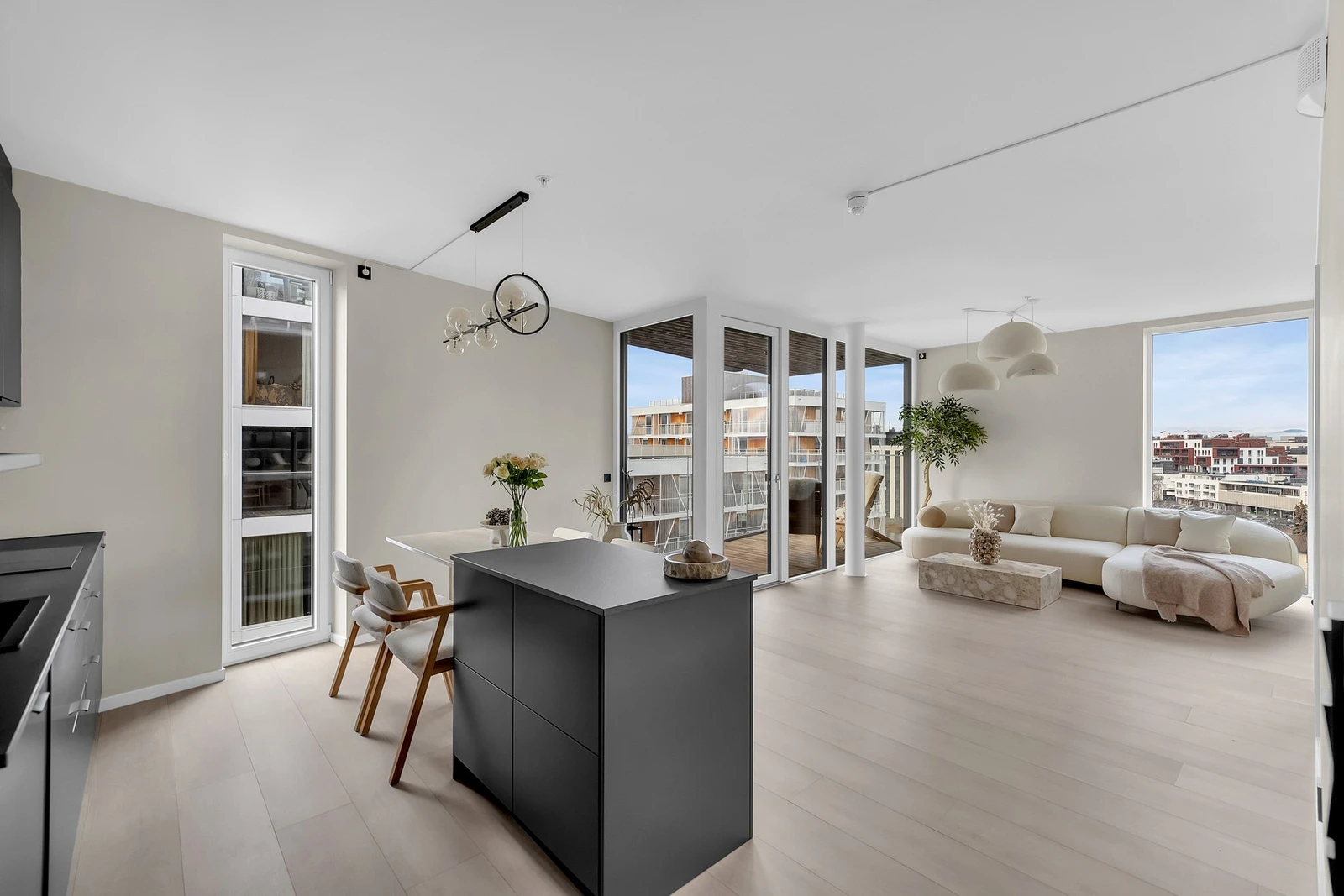 Store vindusflater i oppholdsrom som slipper inn mye naturlig lys. Galleribilde