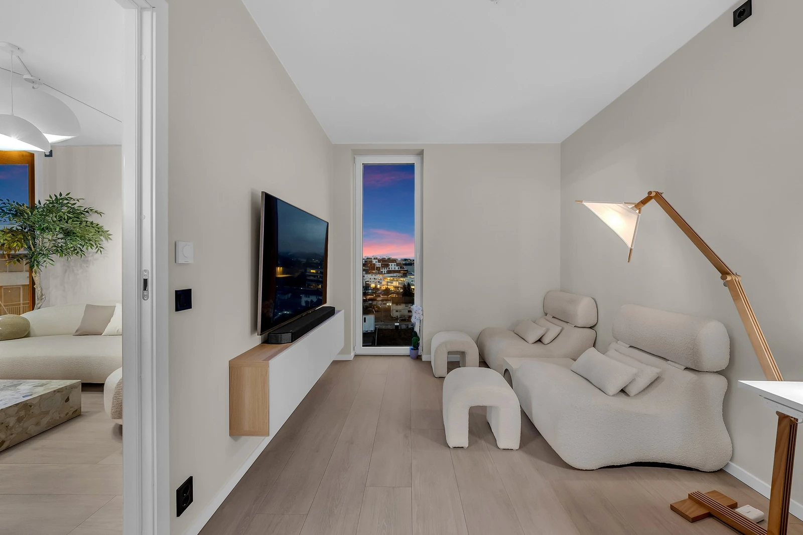 Soverom to har god plass til seng og tilhørende soveromsmøbler. Galleribilde