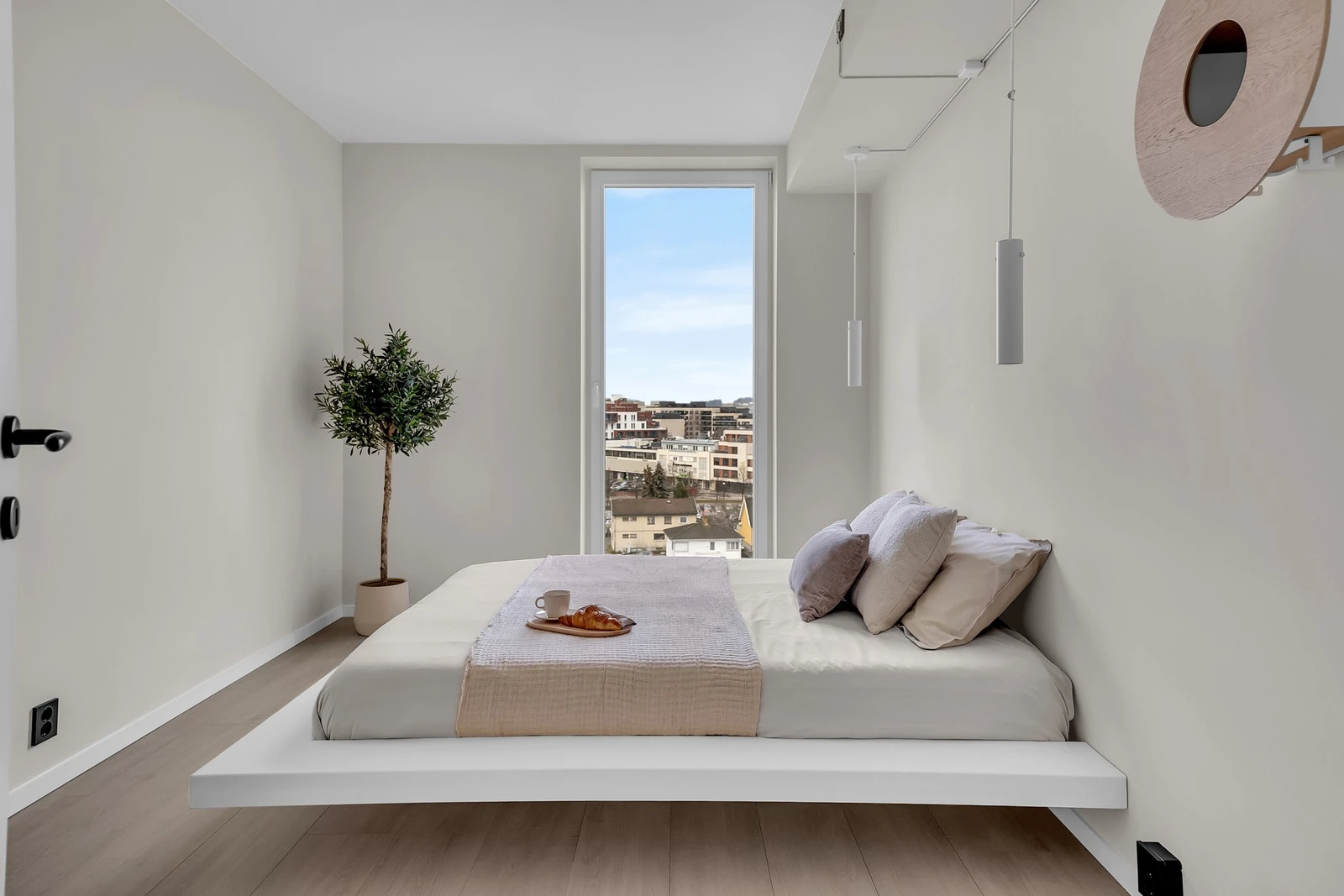 Hovedsoverommet har god plass til dobbeltseng og tilhørende soveromsmøbler. Galleribilde