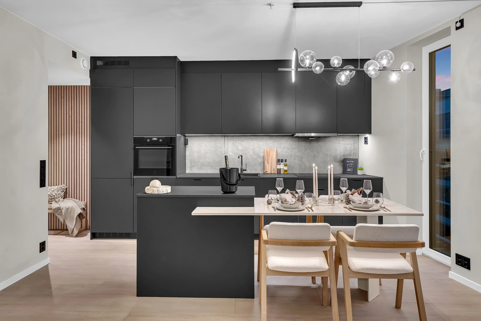 God plass til en koselig spisegruppe i oppholdsrommet. Galleribilde