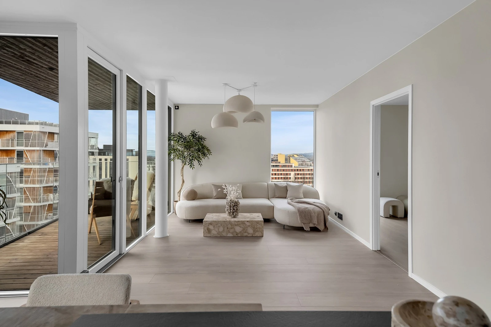 Lyst og fint oppholdsrom med store vindusflater og utgang mot balkong. Galleribilde