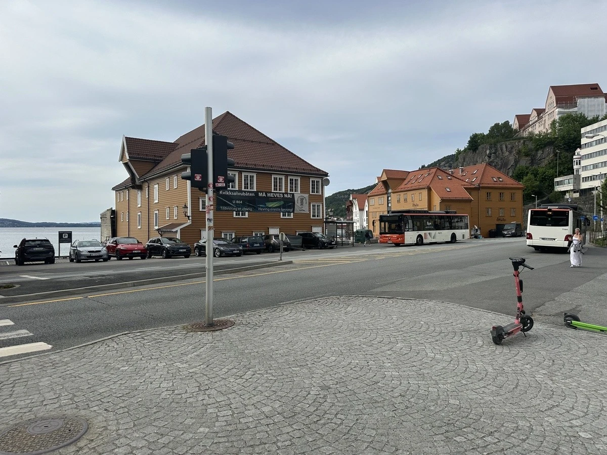 Bussforbindelse under ett min unna. NHH når du på 4-5 min, sentrum er to stopp unna. Galleribilde