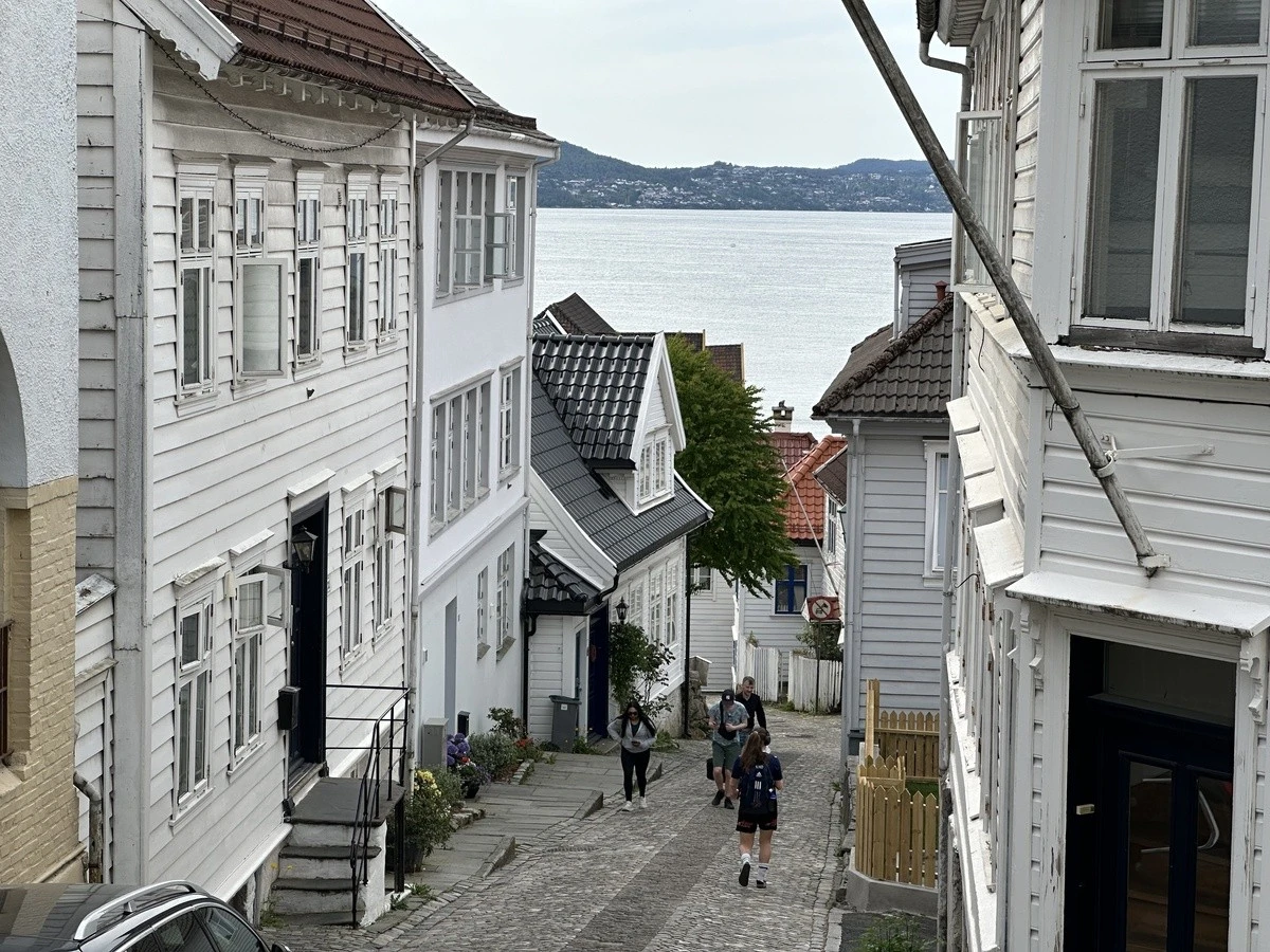 Sjarmerende bilfri gate leder ned til huset. Galleribilde