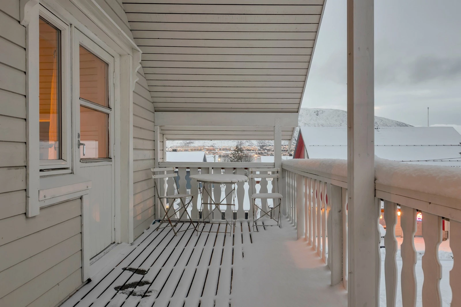 Fin sørvedt og overbygget veranda Galleribilde