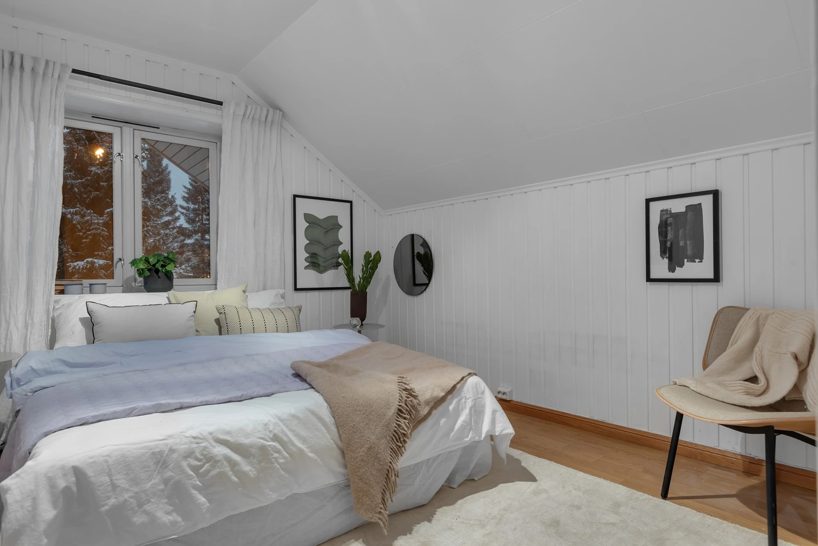 Soverom 3 ligger i motsatt enda av etasjen og er p ca. 13m2 Galleribilde