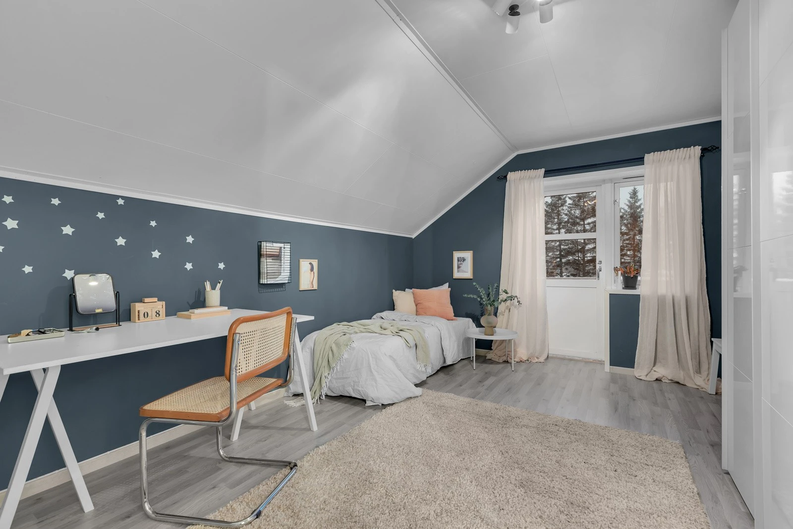 Soverommene er av fin størrelse. Dette rommet har gulvflate (GUA) på ca. 14,5m2 Galleribilde