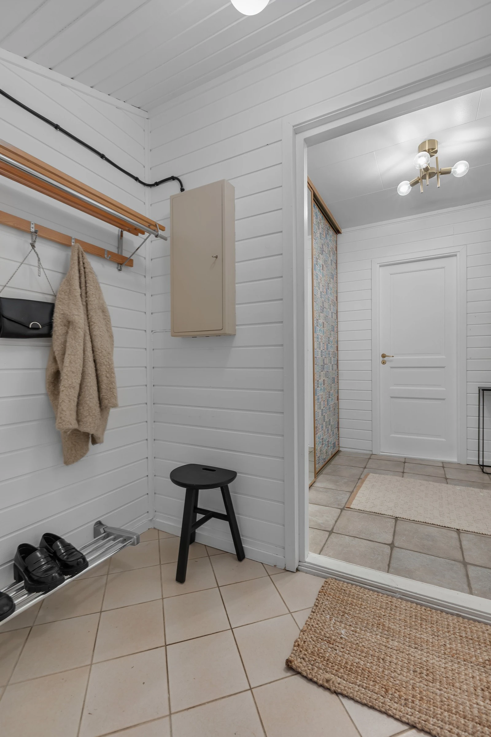 Herfra ledes du videre til gjeste-wc, vaskerom og hall Galleribilde