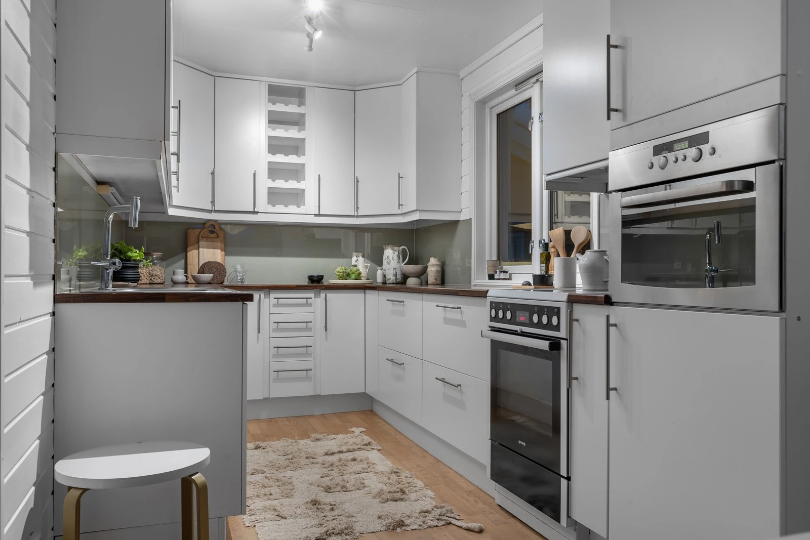 Kjøkkenet er innholdsrikt med god skap- og benkeplass Galleribilde