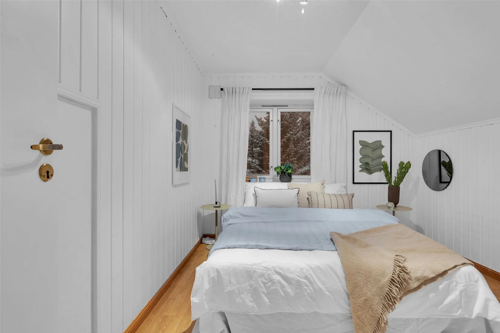 Soverom 2 ligg vegg-i-vegg med soverom 1 og er på ca. 9,5m2 Galleribilde