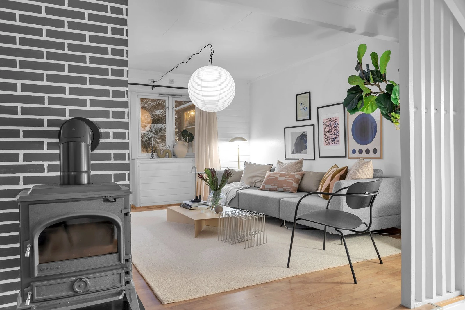 Vedovn er sentralt plassert midt i rommet Galleribilde