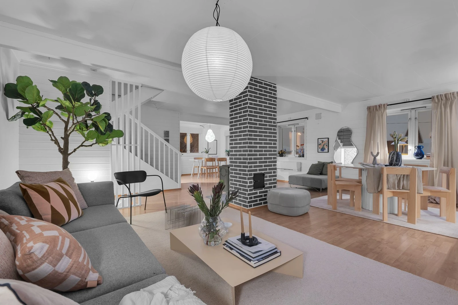 Fra hallen ledes du videre til selve hjertet av boligen, den store og åpne stuen Galleribilde