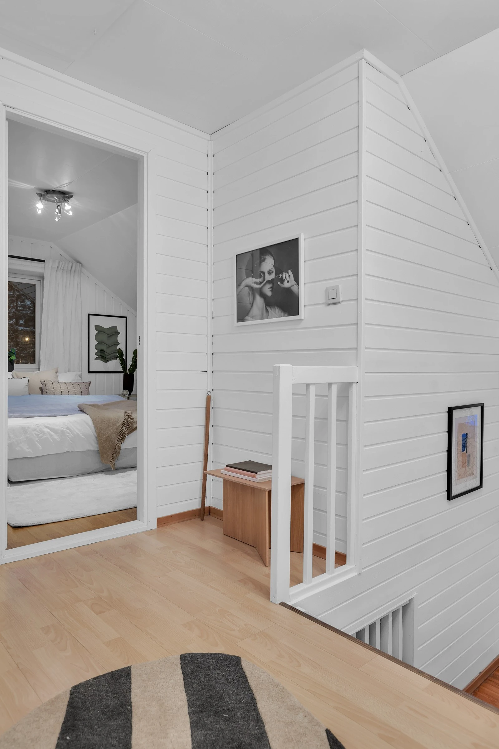 2. etasje består av trappegang, gang, 3 soverom og bad Galleribilde